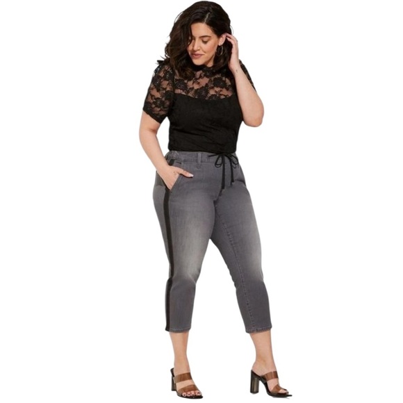 NWT Torrid Crop Pull-On Weekend Straight Super Soft Mid-Rise Jeans - Picture 1 of 9